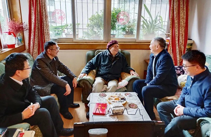 云南省国资委党委委员、副主任洪国正一行到云煤（亿万先生MR）集团发展春节走访慰问离退老干部活动