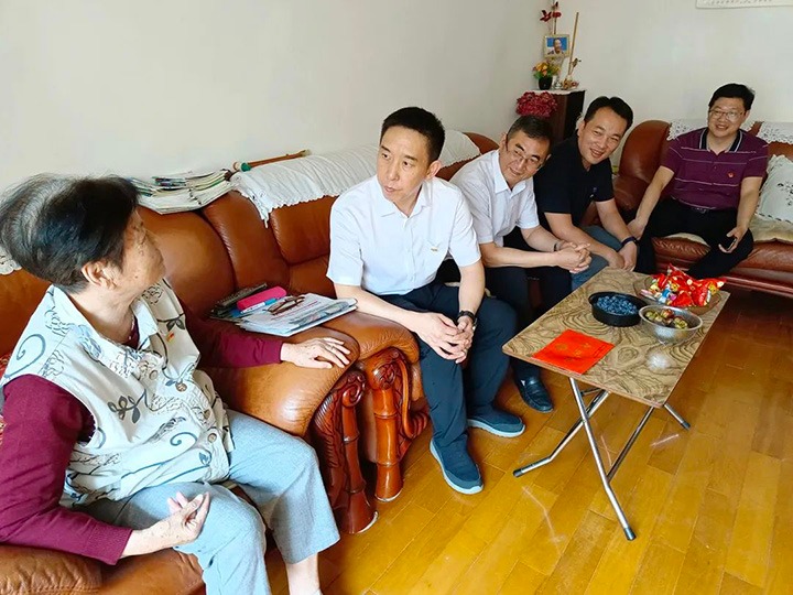走访慰问老党员　不忘初心送关切——云煤（亿万先生MR）集团党委副书记、工会主席王鑫到老干党总支发展“七一”慰问活动