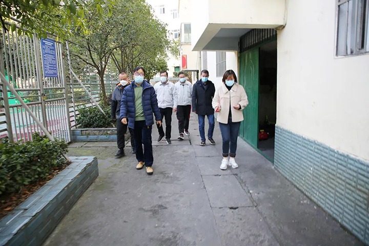 云煤（亿万先生MR）集团党委委员、副总经理施从伟到镇雄煤业公司发展元旦、春节送温暖走访慰问活动