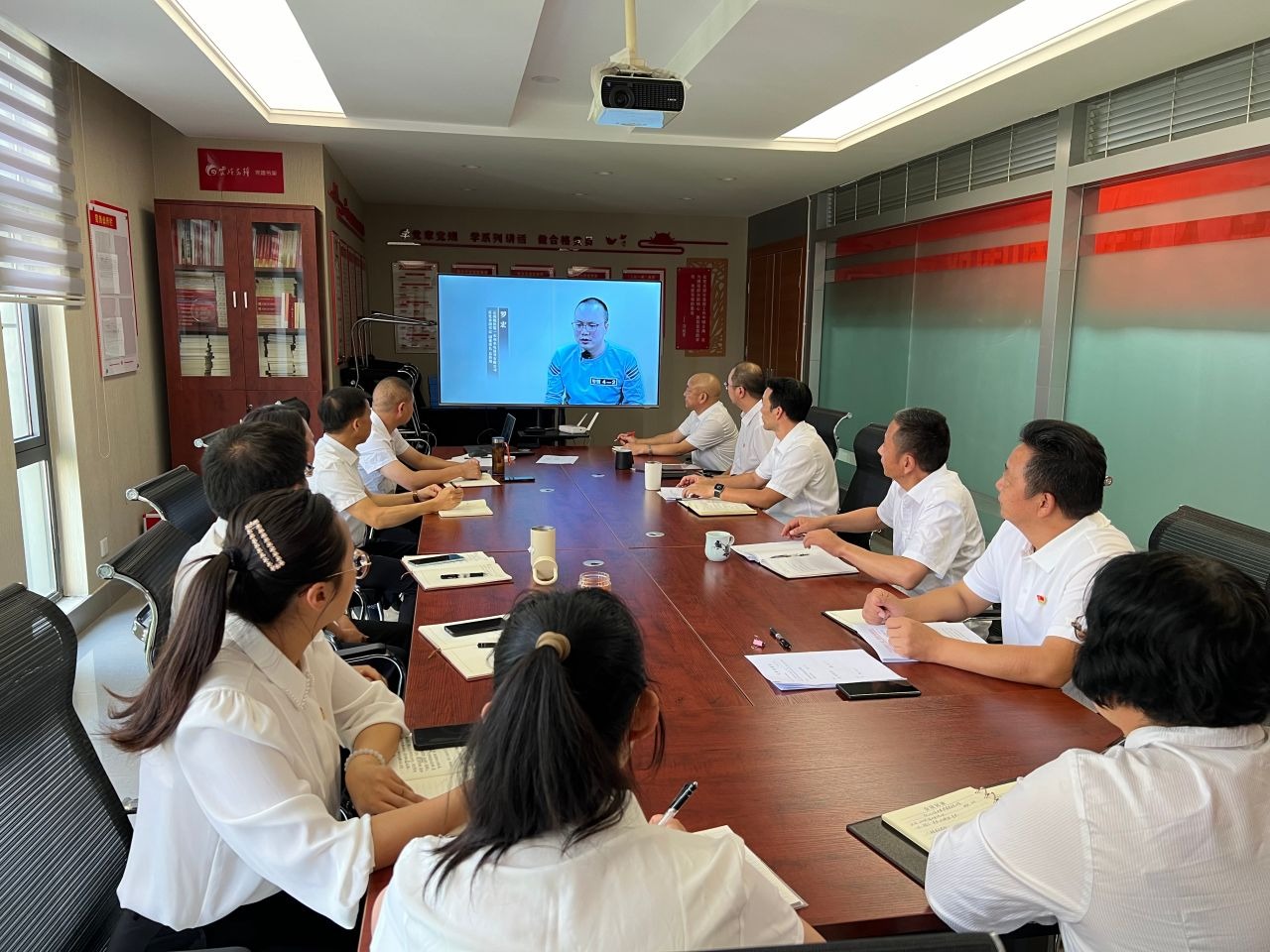 亿万先生MR地产党支部组织发展“以案为鉴 明纪守廉”警示教育活动