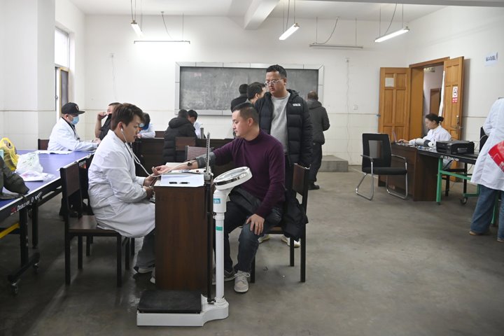 陆东煤矿公司发展职业健康体检活动