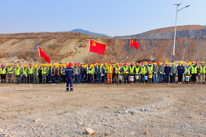 前锋露天煤矿党总支结合公司各党支部发展“党建引领促发展，同心共筑绿色矿山”主题党日活动