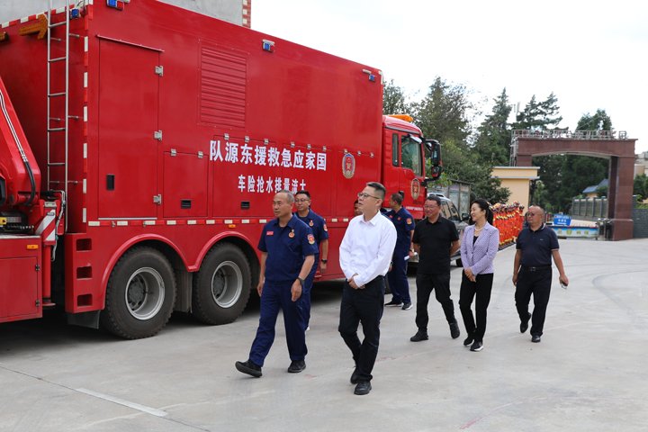 中共曲靖市委常委、市人民当局副市长侯海峰莅临国度矿山应急接济东源队查抄调研