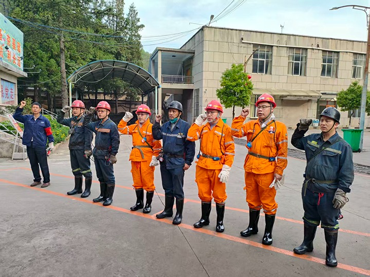 云煤集团总工程师张宜海一行到田坝煤矿公司发展安全出产调研