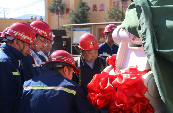 1.云南省煤监局辅导现场参观EBH-120综掘机.png 1.云南省煤监局辅导现场参观EBH-120综掘机.png